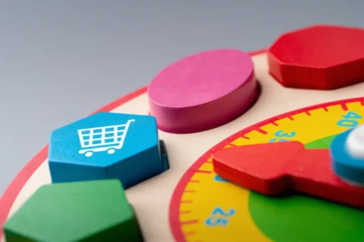 Persona revisando foros en línea y redes sociales para identificar oportunidades de mercado.